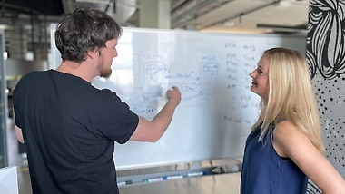 Whether in the home office or on site in the future Mercedes-Benz Digital Factory Campus - a good cooperation in the team is for Sandra Büchler crucial for the joy of the job.