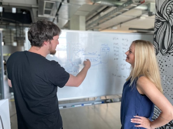Whether in the home office or on site in the future Mercedes-Benz Digital Factory Campus - a good cooperation in the team is for Sandra Büchler crucial for the joy of the job.