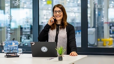 Barbara Brandstetter ist mit ihrem Team dafür verantwortlich, dass alle Komponenten in bester Qualität zur richtigen Zeit am richtigen Ort sind.