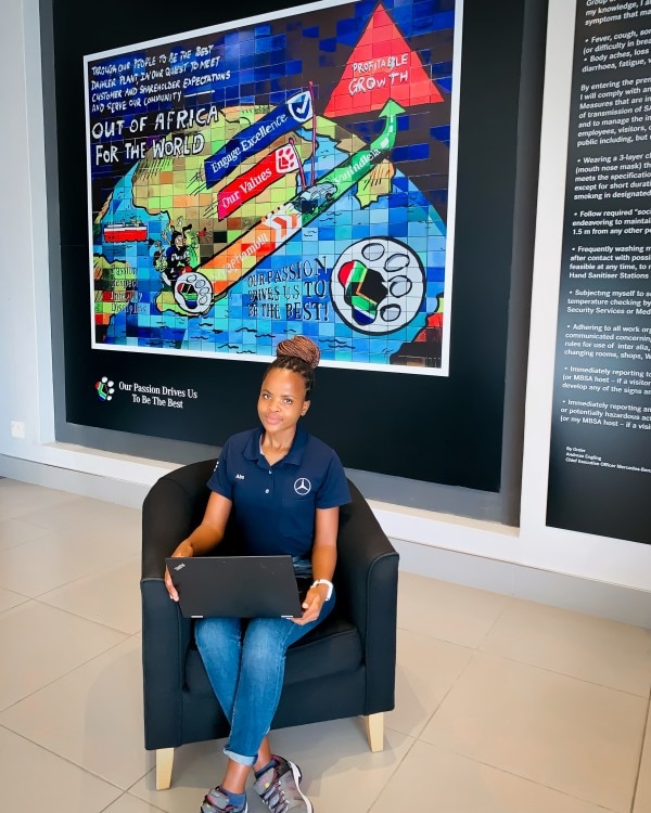 Ready for international tasks: Abulele Zaga wants to help shape the mobility of the future at Mercedes-Benz in Stuttgart. She is currently learning German for this.
