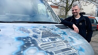 Dass die Karosserie der Vans einwandfrei gefertigt ist, dazu trägt Tamas jeden Tag seinen Teil bei – Seite an Seite mit Robotern. 