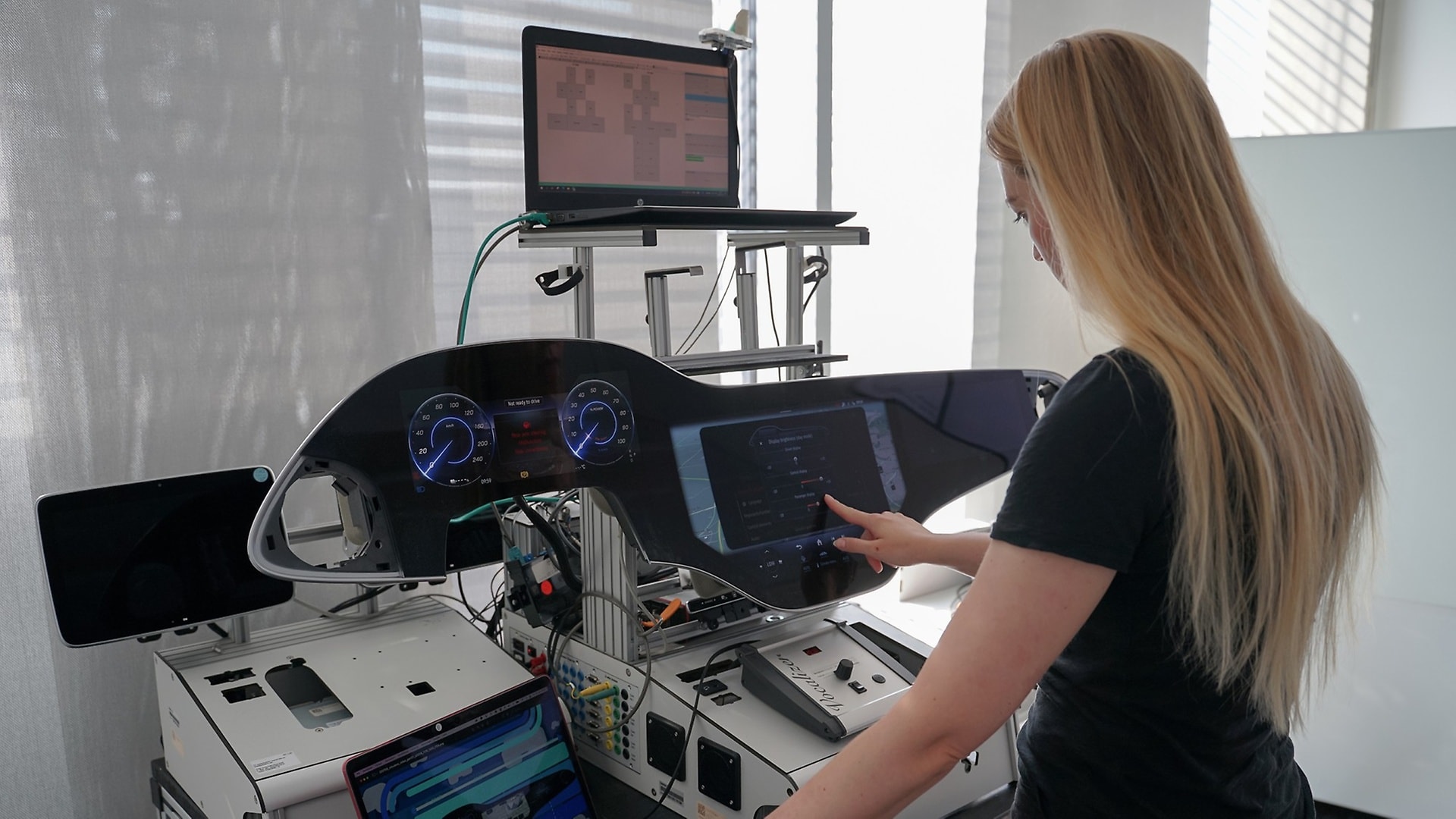 The central question that moves Maxi Vogel and her colleagues: How do we achieve the intuitive operation of Mercedes-Benz vehicles?