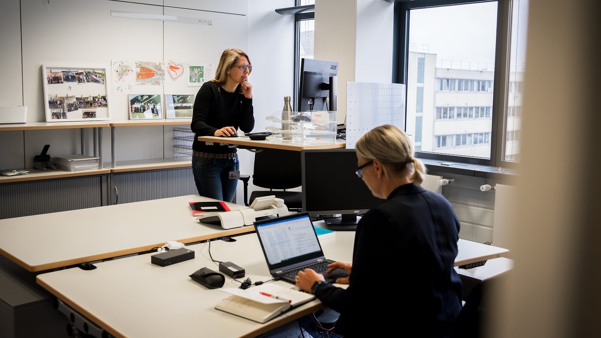 Same job, own topic: Maren John (front) is responsible for hardware, Telse Tschamon (back) for software - they complement each other in leading their team.