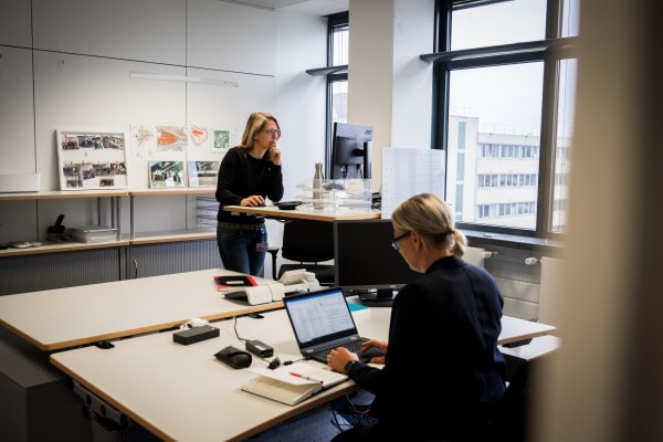 Gleicher Job, eigenes Thema: Maren John (vorne) ist für Hardware, Telse Tschamon (hinten) für Software zuständig – beim Führen ihres Teams ergänzen sie sich.