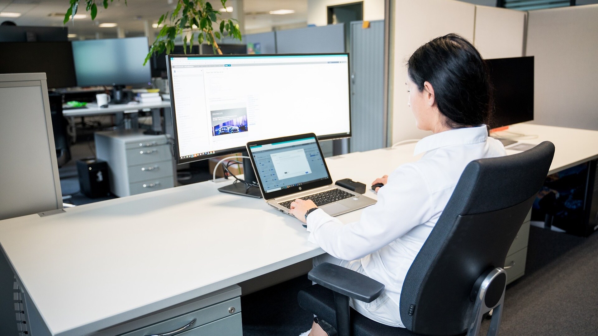 Programming with precision: Adriana Onet leads the development of the complex base layer software for MB.OS. Here, know-how and timing are also very important.