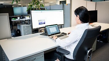 Programming with precision: Adriana Onet leads the development of the complex base layer software for MB.OS. Here, know-how and timing are also very important.