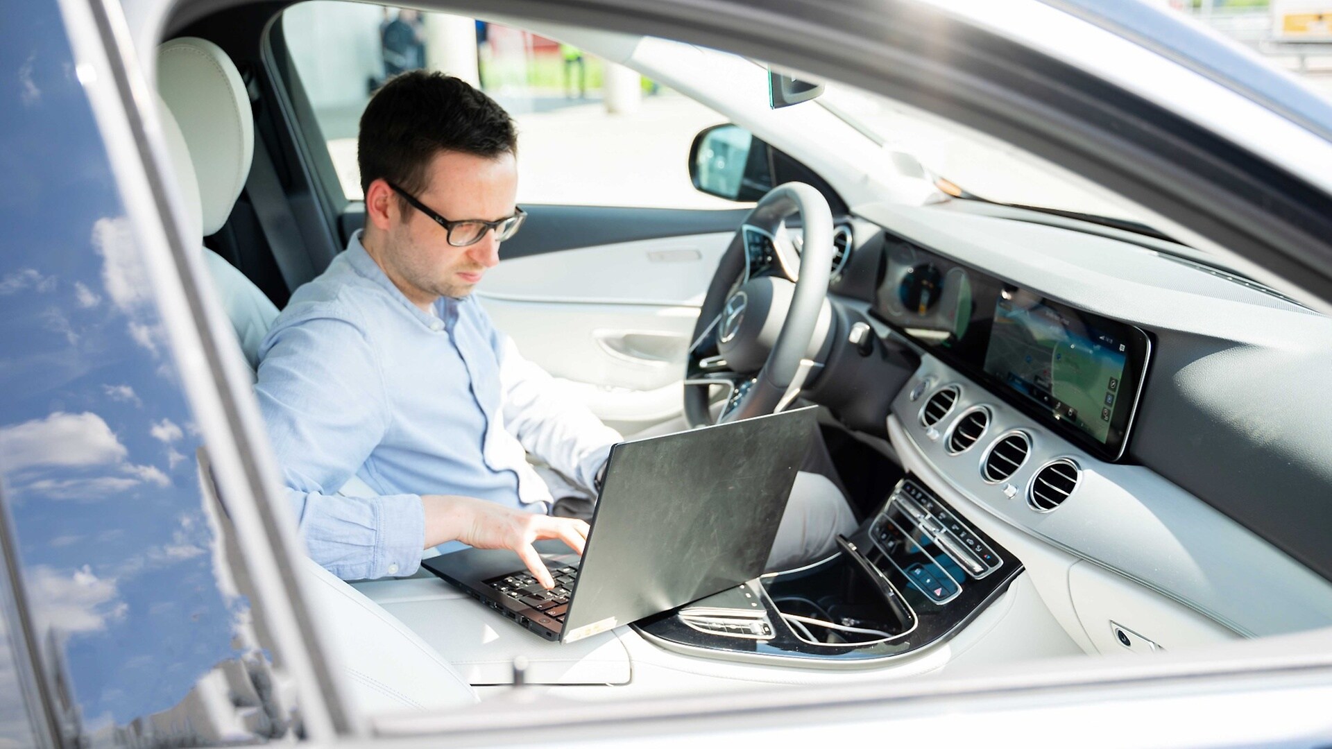 Living a childhood dream: Nico Busch wanted to become an engine developer at Mercedes-Benz. Today, he is taking mobility to the next level with his software solutions. 