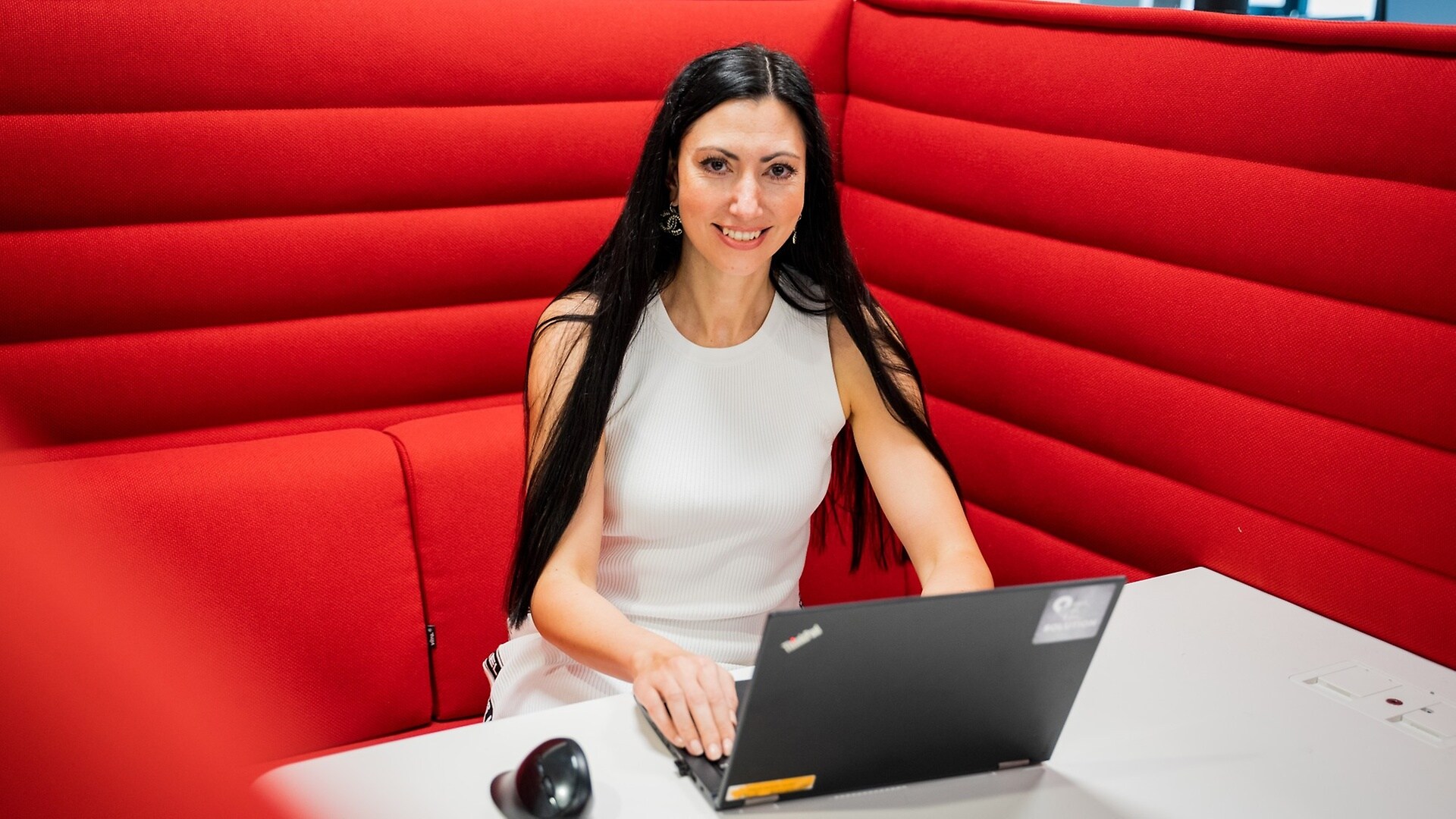 Kreativräume und Flexibilität: Petya Dasheva sorgt für das perfekte Entertainment im Fahrzeug. Am Campus Sindelfingen hat ihr Team beste Voraussetzungen dafür.