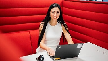 Kreativräume und Flexibilität: Petya Dasheva sorgt für das perfekte Entertainment im Fahrzeug. Am Campus Sindelfingen hat ihr Team beste Voraussetzungen dafür.