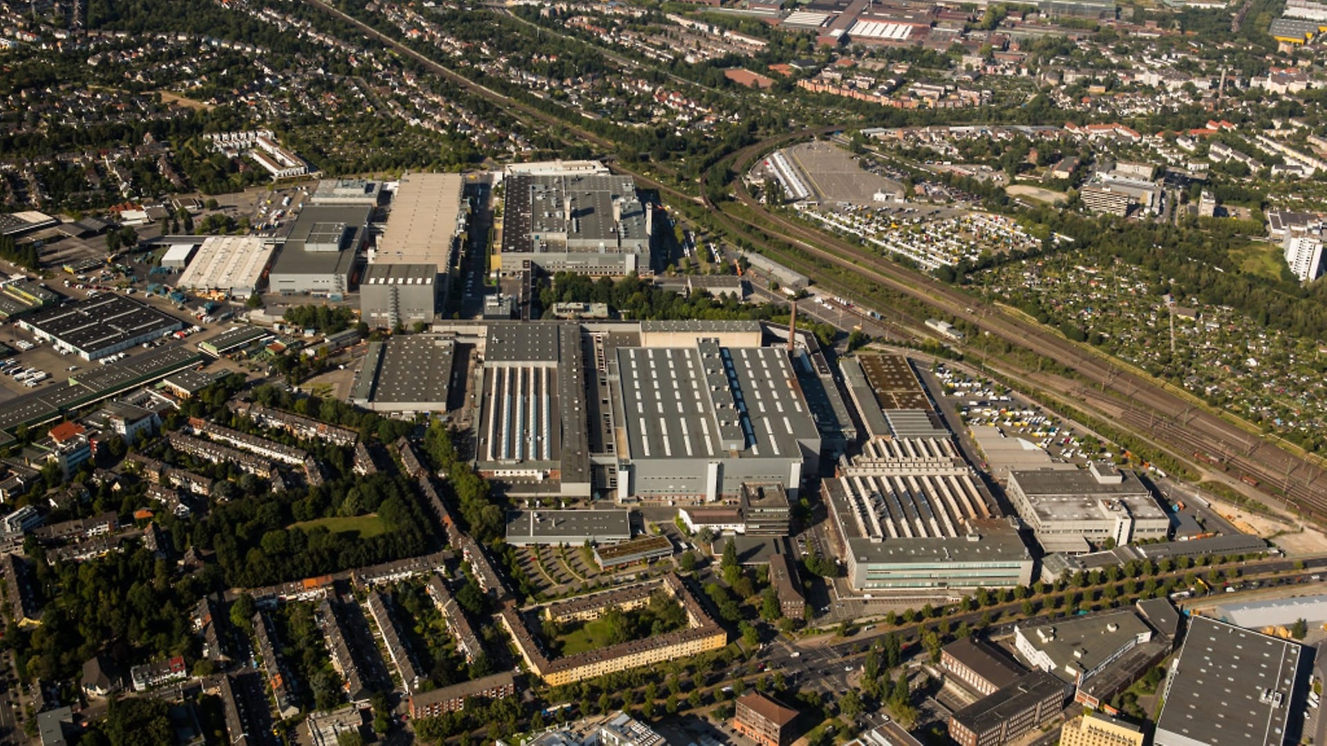 Mercedes-Benz Plant Düsseldorf | Mercedes-Benz Group > Careers > About us >  Locations