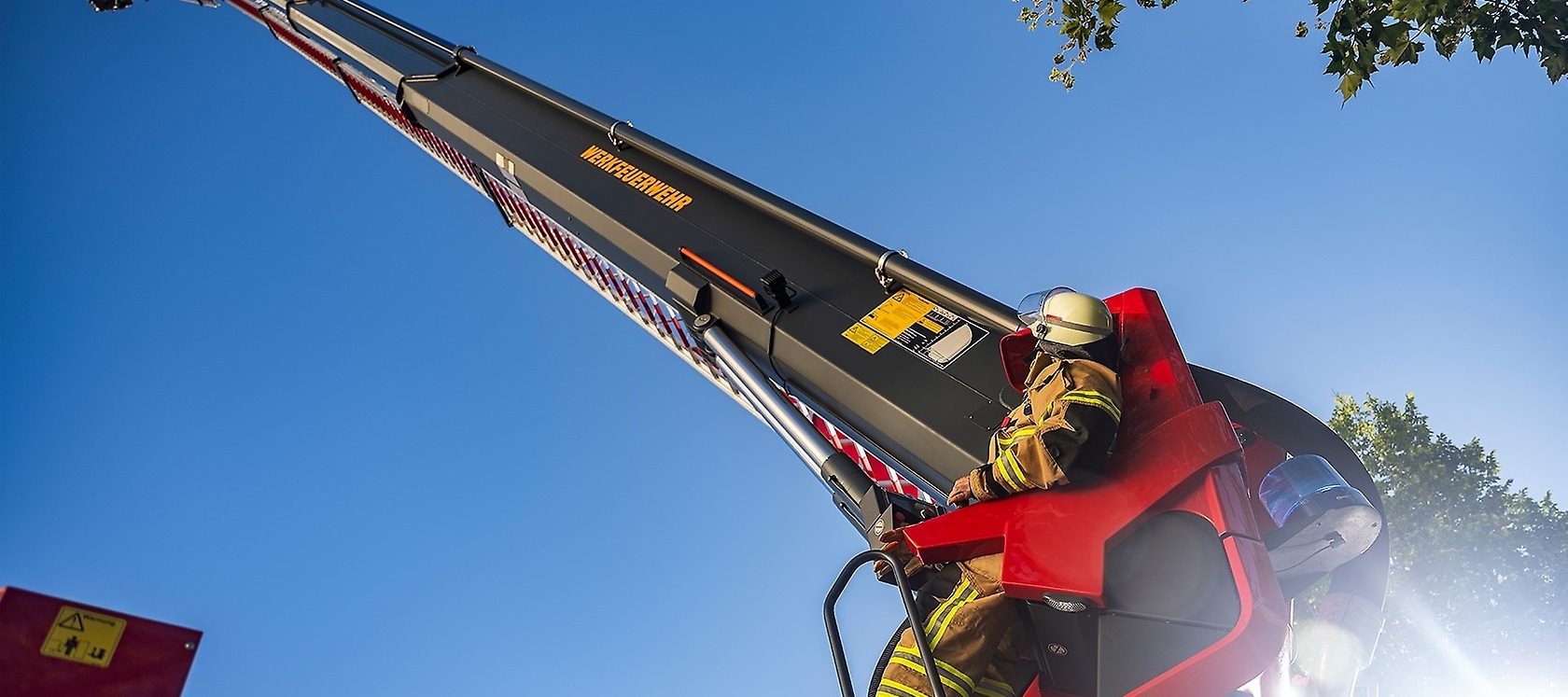 Kein Dach ist zu hoch für den Teleskopgelenkmast, das größte Einsatzgerät der Werkfeuerwehr Düsseldorf.