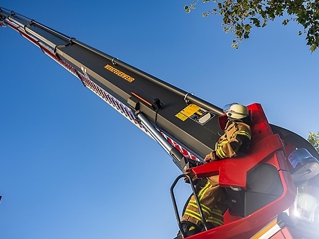 Kein Dach ist zu hoch für den Teleskopgelenkmast, das größte Einsatzgerät der Werkfeuerwehr Düsseldorf.