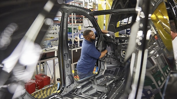 20 Jahre Automobilbau in Alabama: Ein Mercedes-Benz Mitarbeiter in der SUV-Montage. 