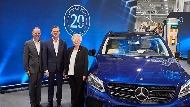 Von links: Jason Hoff (Präsident und CEO von Mercedes-Benz U.S. International), Markus Schäfer (Mitglied des Bereichsvorstands Mercedes-Benz Cars, Produktion und Supply Chain) und Kay Ivey (Gouverneurin von Alabama).