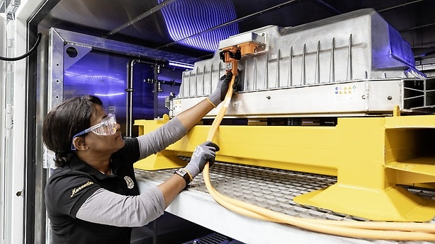 Testing of the Mercedes-Benz EQC: Employee connects the battery in cold chamber.