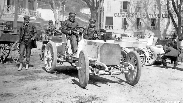 Der 35-PS Mercedes-Simplex-Rennwagen des Baron Henri de Rothschild (alias „Dr. Pascal“) in La Turbie nach dem Sieg beim Bergrennen Nizza–La Turbie am 29. März 1901. 