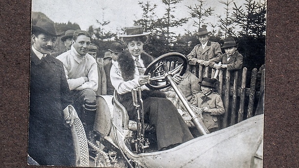 Mercédès Jellinek auf einem Mercedes Rennwagen, aufgenommen um 1906.