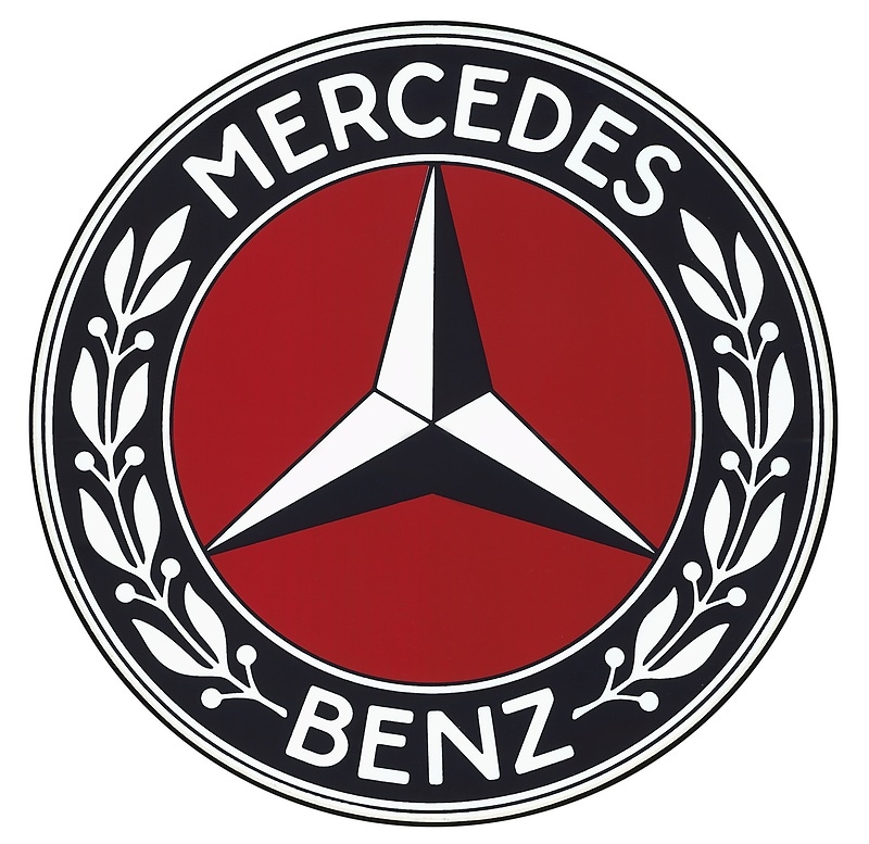 Farbvariante: Nach der Fusion der Daimler-Motoren-Gesellschaft mit der Firma Benz & Cie. wurde 1926 ein die Gemeinsamkeit der beiden Firmen betonendes Warenzeichen geschaffen. Vom Benz-Symbol wurde der Lorbeerkranz übernommen, von der DMG der Dreizack-Stern.