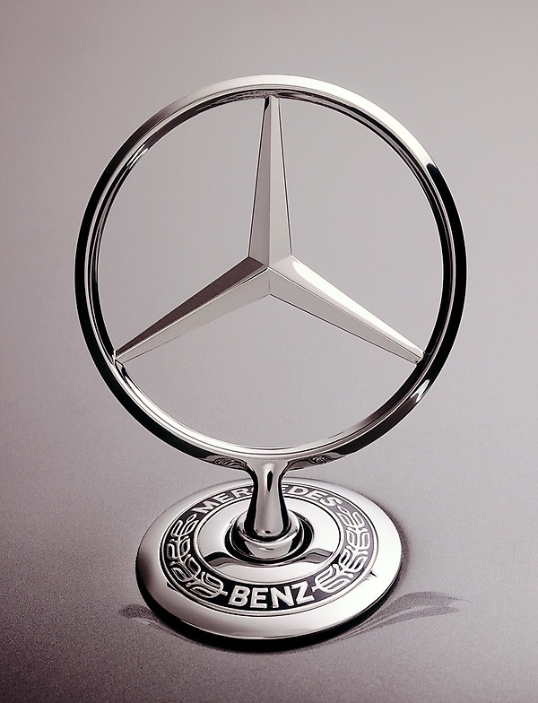 Der Stern als Kühlerzeichen wächst aus dem Benz-Lorbeerkranz empor. Markenzeichen einer S Klasse-Limousine der Baureihe 140 aus dem Jahr 1991.