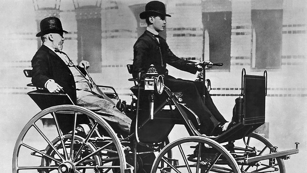 Gottlieb Daimler und sein Sohn Adolf auf dem Motorwagen (Motorkutsche), 1886.