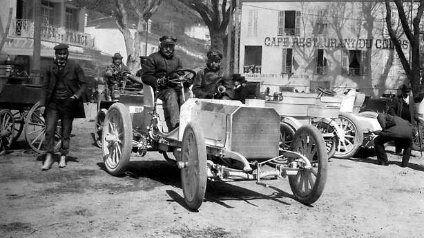 Emil Jellinek bei der Präsentation des Mercedes 35 PS auf der Rennwoche in Nizza 1901.