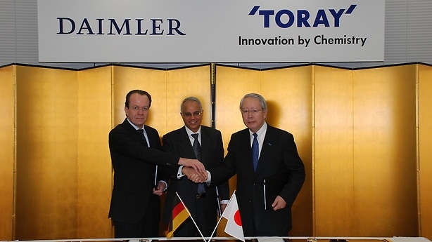 Daimler und Toray gründen Joint Venture. Toray Industries, Inc. und Daimler wollen gemeinsam Automobilteile aus Karbonfaserverstärkten Kunststoffen (CFK) herstellen und vermarkten.