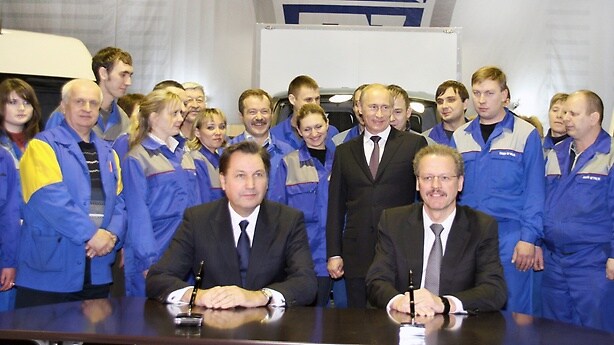 Van production in Russia. Daimler and the Russian commercial vehicle manufacturer GAZ sign a Memorandum of Understanding. The aim is to produce the Mercedes-Benz Sprinter in Russia. Engines, transmission, axles and other components are also to be produced locally. 