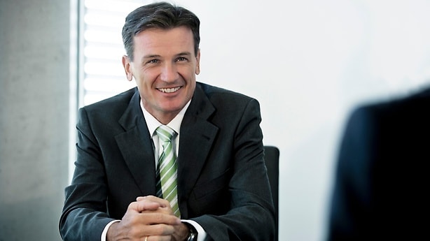 Neues Vorstandsressort bei Daimler. Der Aufsichtsrat beruft zum 18. Februar 2010 Dr. Wolfgang Bernhard auf die neu geschaffene Vorstandsposition für Produktion und Einkauf Mercedes-Benz Cars sowie für das Geschäftsfeld Mercedes-Benz Vans.