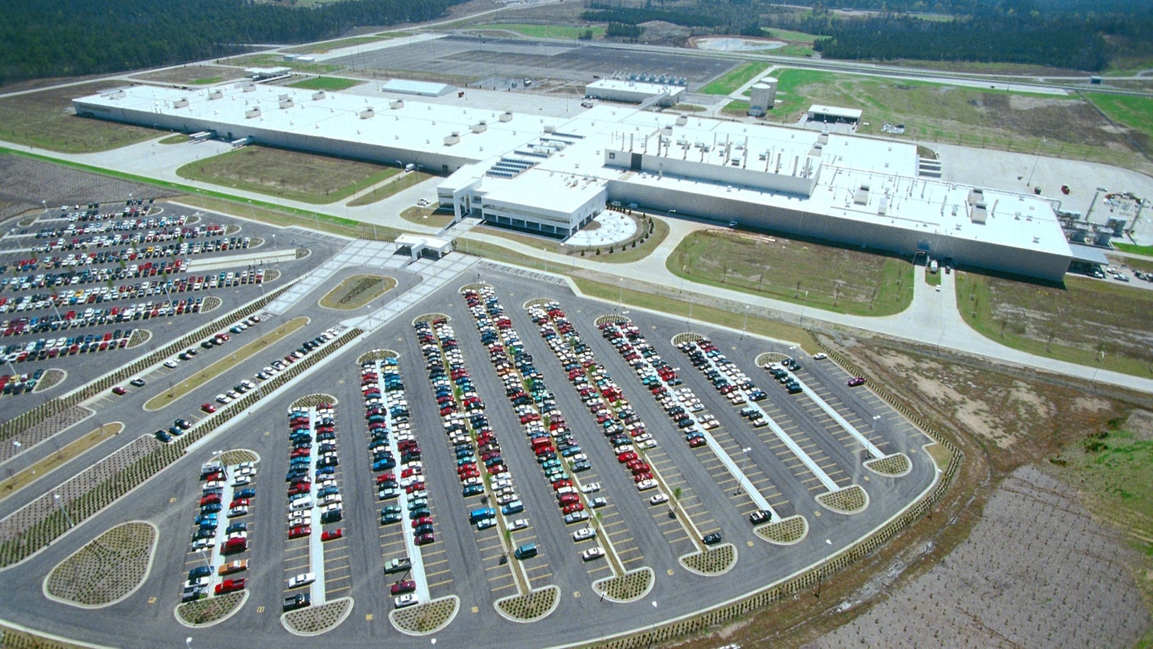 Eigens gebaut: Im neuen Werk in Tuscaloosa/Alabama entsteht ab 1997 die Mercedes-Benz M-Klasse.