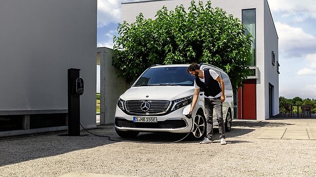 Mercedes-Benz EQV (Stromverbrauch kombiniert: 27,0 kWh/100 km; CO₂-Emissionen kombiniert: 0 g/km, Angaben vorläufig) * und **