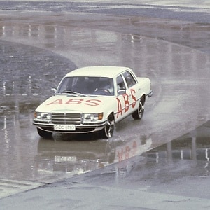 Demonstration of the standard version of the anti-lock braking system (ABS) on the test track at the Mercedes-Benz Stuttgart-Untertürkheim plant with Mercedes-Benz S-Class saloons (model series 116), 1978. 
