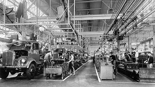Lkw-Montage im Werk Mannheim, Bau 12, Oktober 1954, Typ LA 3500.