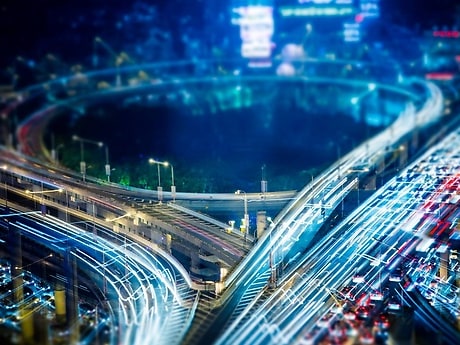 Daten in einer Autobahnoptik.