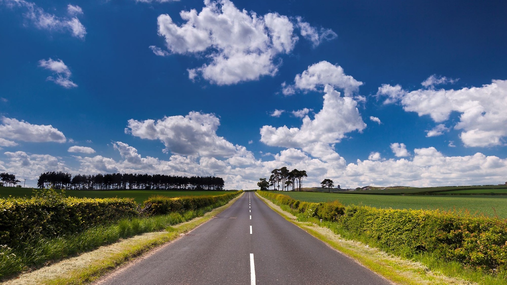 Straße führt zum Horizont.