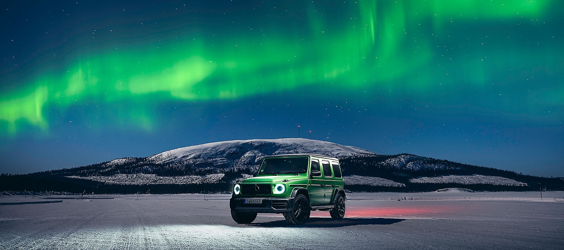 Mercedes-Benz G-Klasse mit Polarlichtern.