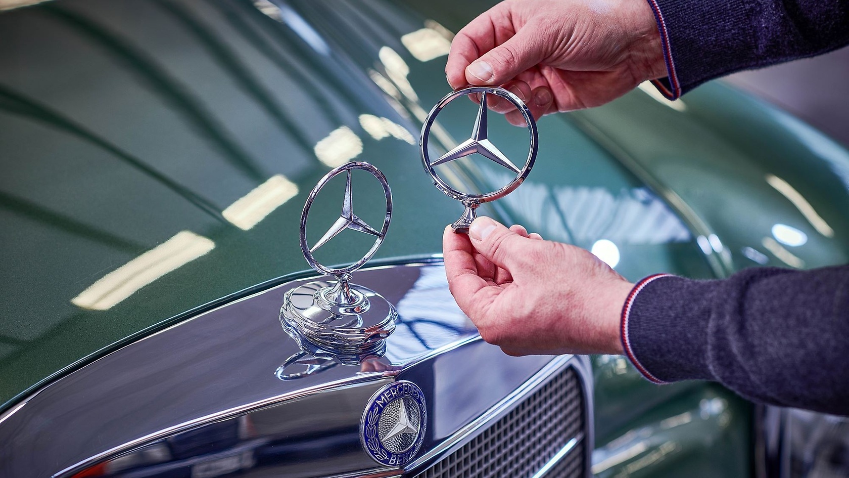 Mercedes-Benz Classic Genuine Parts: Mercedes star for the 111 series.