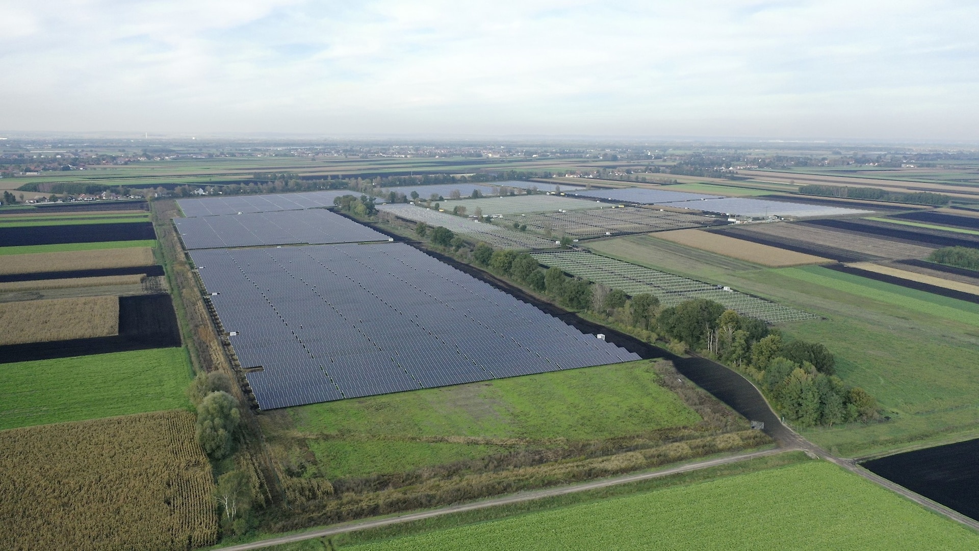 Einer der Solarparks zur Erzeugung des Grünstroms für Mercedes-Benz (Foto: Anumar GmbH).