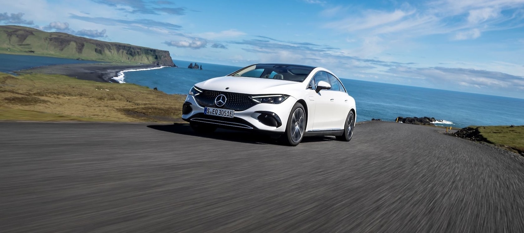 Mercedes-Benz EQE (combined electrical consumption (WLTP): 18,7-15,9 kWh/100 km; combined CO₂ emissions (WLTP): 0 g/km).