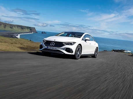 Mercedes-Benz EQE (Stromverbrauch kombiniert (WLTP): 18,7-15,9 kWh/100 km; CO₂-Emissionen kombiniert (WLTP): 0 g/km).
