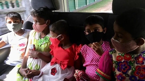 Dank der Unterstützung von ProCent fährt ein Kleinbus die Mädchen täglich zur Schule.