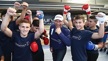 Former boxer Axel Schulz supports the "KICK in the boxing ring" project and thereby stands up for youths from Berlin's problem neighborhoods.