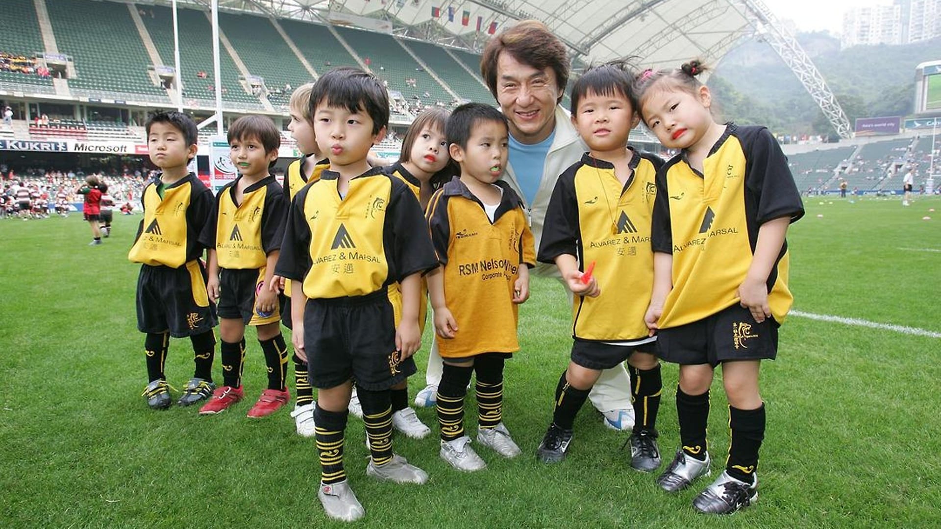 Der weltberühmte Schauspieler Jackie Chan als Laureus Botschafter mit rugbybegeisterten Kindern bei den Hong Kong Sevens.