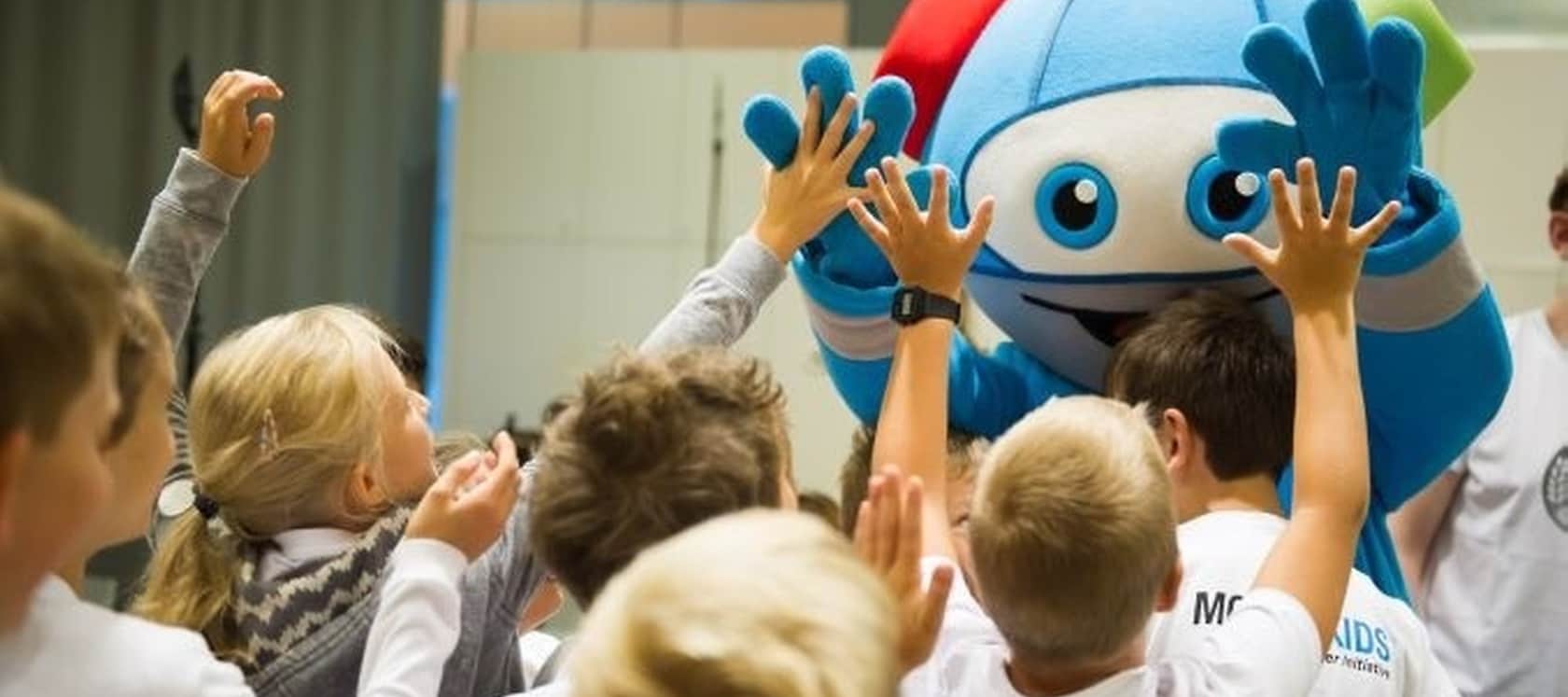 Children have fun with the MobileKids mascot “Moki”.