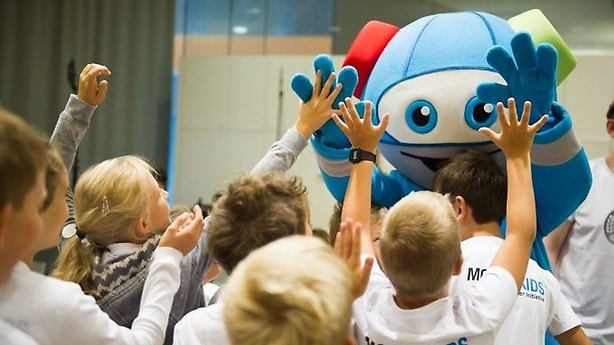 Children have fun with the MobileKids mascot “Moki”.