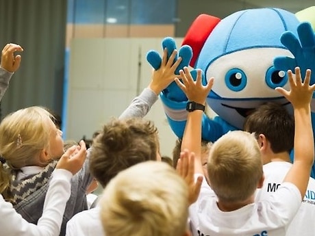 Children have fun with the MobileKids mascot “Moki”.