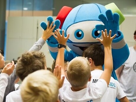 Children have fun with the MobileKids mascot “Moki”.
