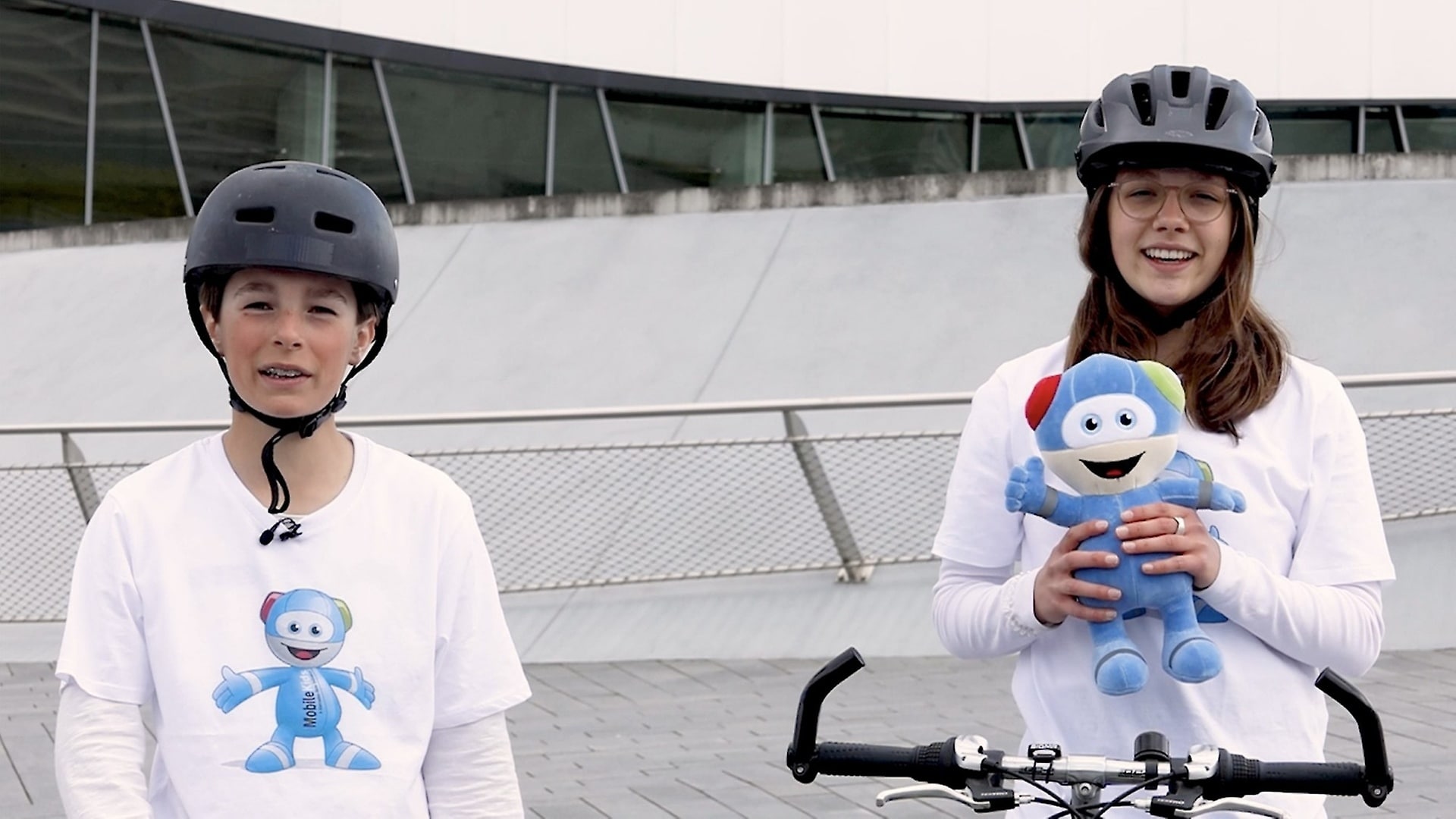 Moritz und Kira haben durch MobileKids gelernt, wie sie sich im Straßenverkehr verantwortungsbewusst verhalten.