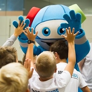 Children have fun with the MobileKids mascot “Moki”.