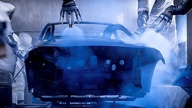 At the Mercedes-Benz plant in Rastatt, an AI-powered paint shop optimises the painting process in real time.