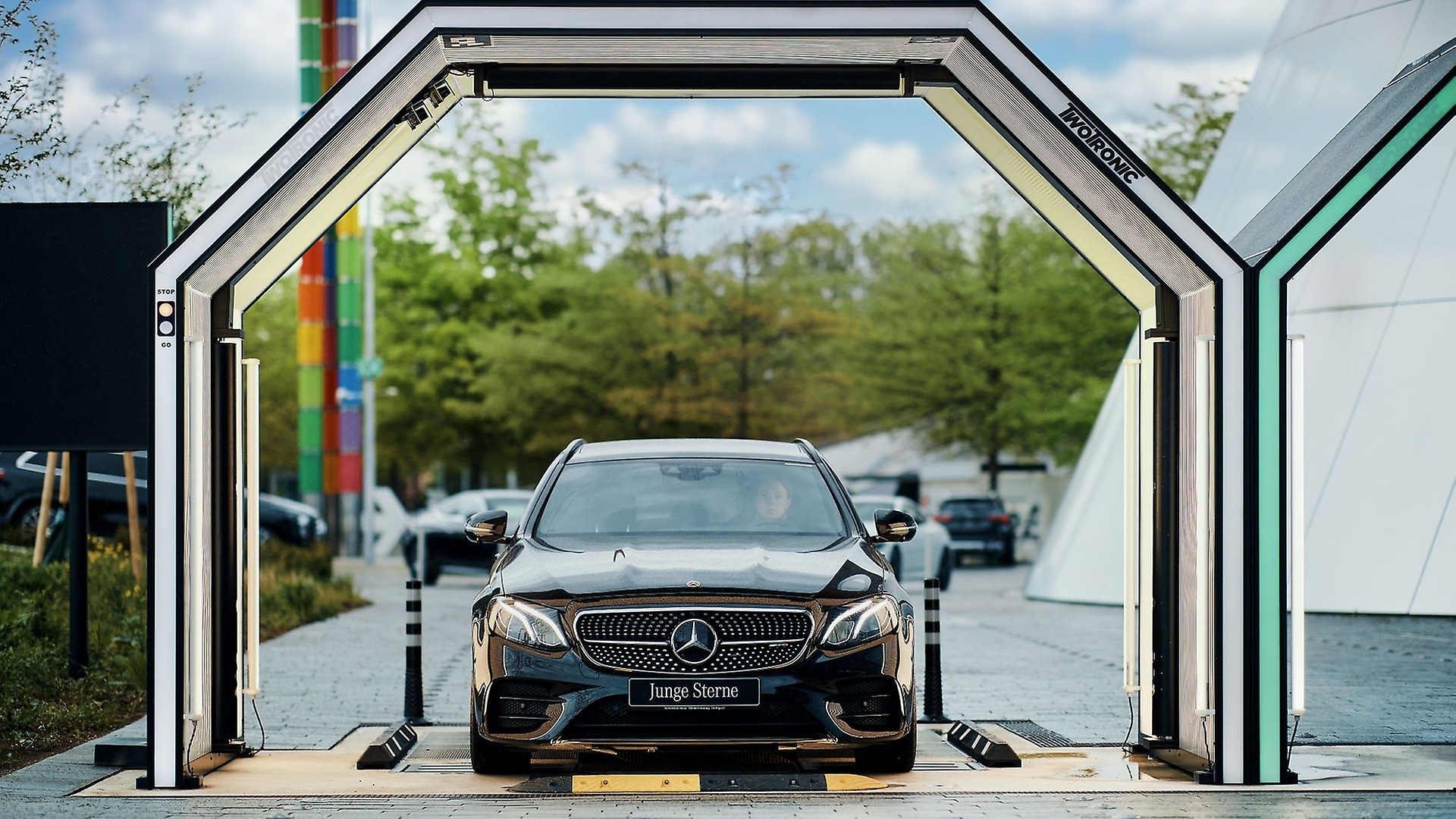 The XENTRY Vehicle Detector makes damage detection in workshops faster and easier.